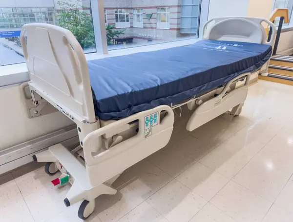 医院病房的空床 — 图库照片
