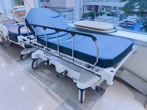 空现代医院的床上 — 图库照片