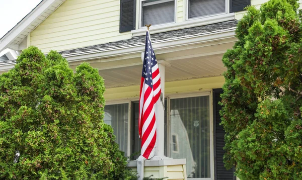 Amerikansk Flag Hus Foran Det Amerikanske Flag - Stock-foto
