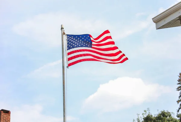 Αμερικάνικες Σημαίες Και Αμερικάνικη Σημαία Φόντο Γαλάζιου Ουρανού — Φωτογραφία Αρχείου