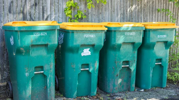 Sterta Zielonych Pojemników Śmieci — Zdjęcie stockowe
