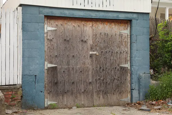 青いレンガの壁が付いている古い木製のドア — ストック写真