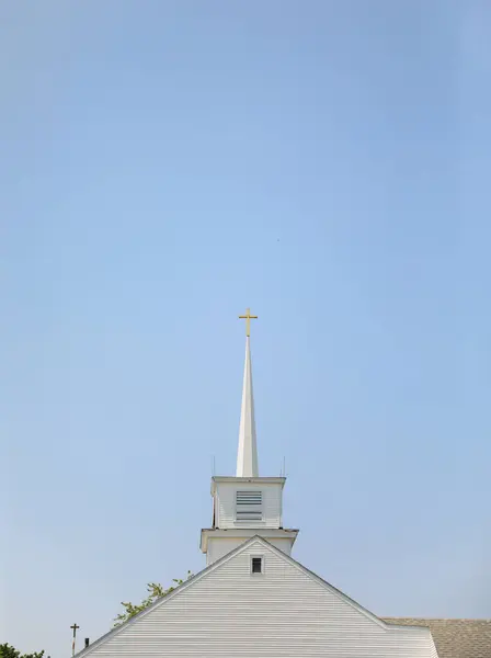 Белая Церковь Голубой Крышей Ясным Небом Фоне — стоковое фото