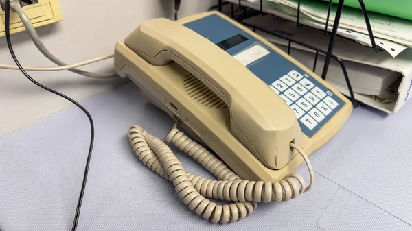 Vecchio Telefono Sul Tavolo — Foto Stock