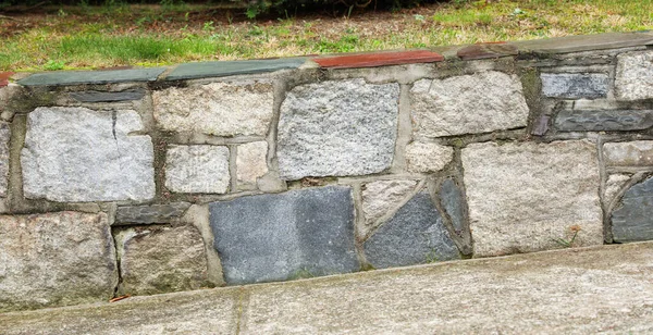 Dinding Dengan Batu Dan Rumput Hijau — Stok Foto