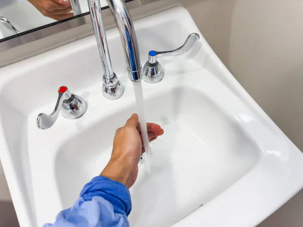 Mann Wäscht Sich Badezimmer Die Hände — Stockfoto