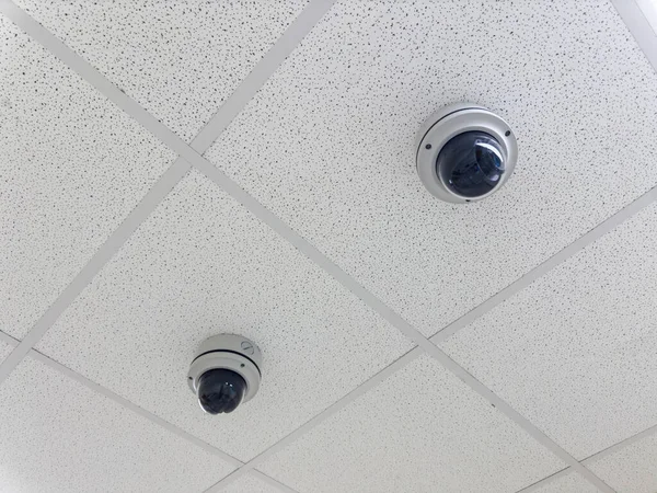 天井の防犯カメラ — ストック写真