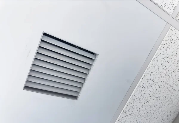 Biały Plastikowy System Wentylacji Dachu Budynku — Zdjęcie stockowe
