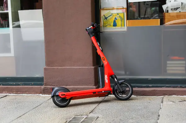 Scooter Geparkeerd Bij Een Stad Straat — Stockfoto