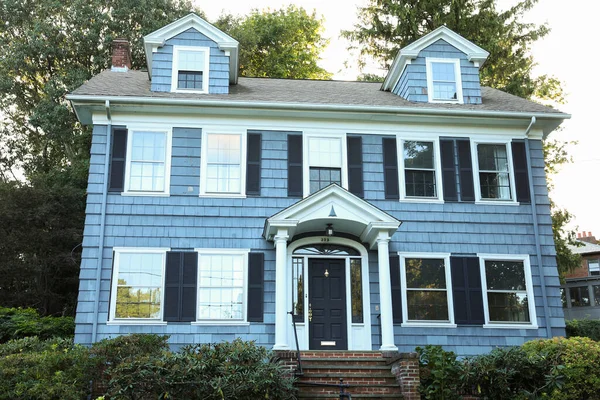 Uma Bela Casa Com Telhado Branco Céu Azul — Fotografia de Stock