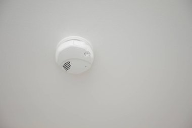 Evin duvarında beyaz kapalı devre kamera var. güvenlik sistemi.