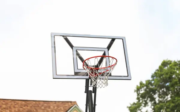 夏の路上でバスケットボールフープとボール — ストック写真