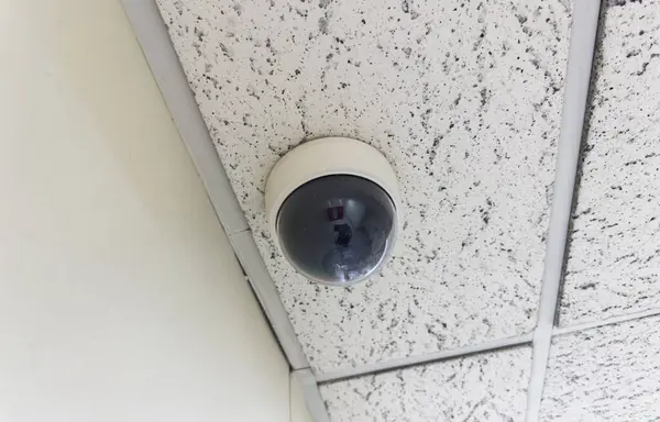 建物のセキュリティ カメラ — ストック写真