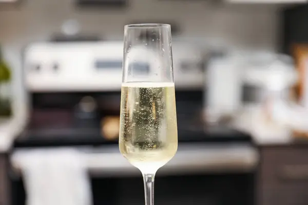 Sklo Šampaňským Láhví Rozmazaném Pozadí — Stock fotografie