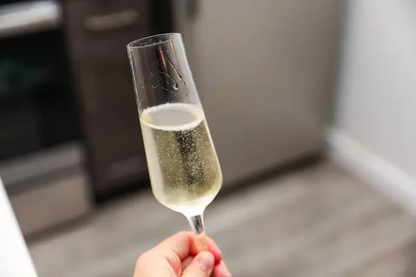 Şampanya Elimizde Yakın Plan Bir Kadeh Şampanya — Stok fotoğraf