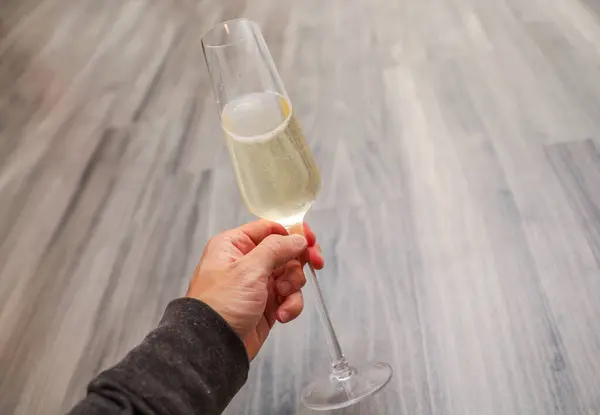 Glas Vin Med Vitt Vin Ett Träbord — Stockfoto