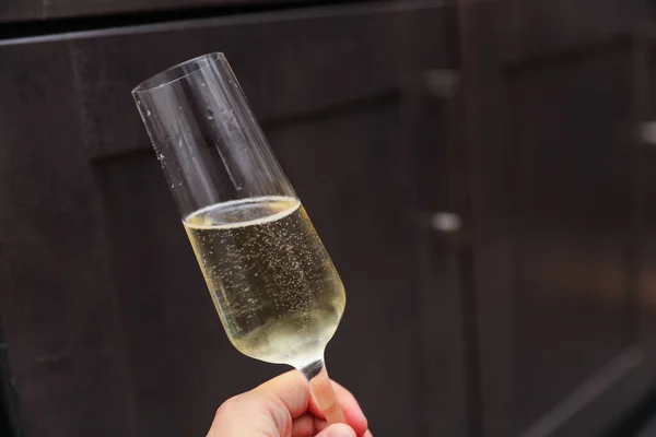 Glas Med Champagne Trä Bakgrund Närbild — Stockfoto