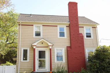 Kırmızı pencereli kırmızı tuğla ev.