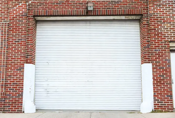 Una Gran Puerta Una Pared Ladrillo Blanco — Foto de Stock