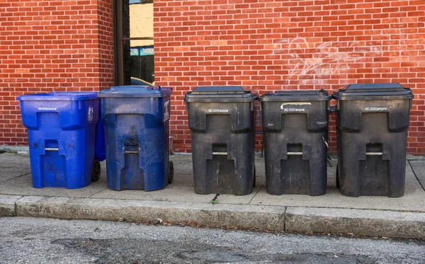 街上的垃圾桶 — 图库照片