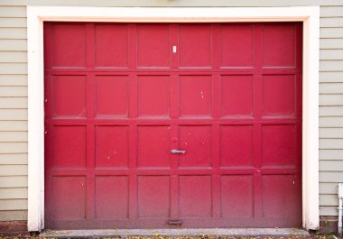 Garajdaki eski kırmızı kapı.