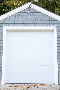 Gri kapılı beyaz garaj