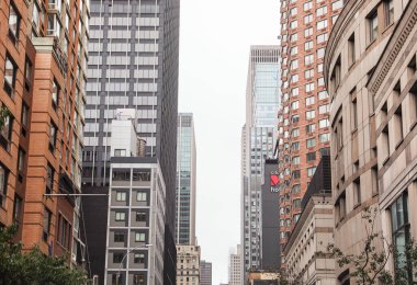 New York sokak manzaralı yüksek binalar. New York, ABD - 10 Mart, 20 0 18