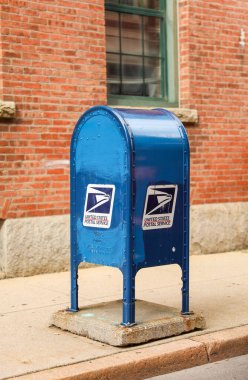Tuğla duvardaki posta kutusu