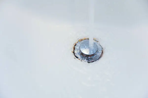 水の滴が付いている水道水 — ストック写真