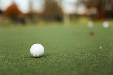 Golf topu yeşil