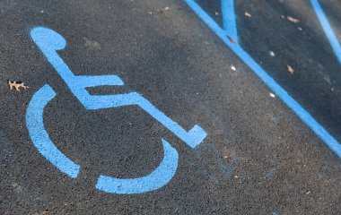 Otoparktaki engelli kişi
