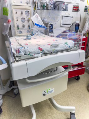 hastane odasında yeni doğan bebek