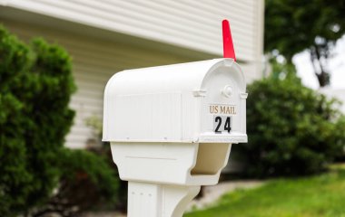Yeni ev için beyaz bir posta kutusu.
