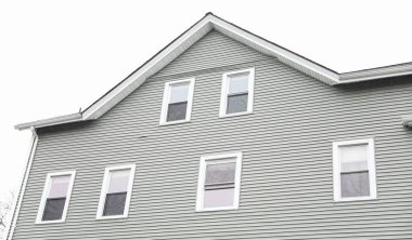 Pencereli beyaz tuğla ev cephesi