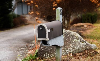 Tahta bir posta kutusunda posta kutusu