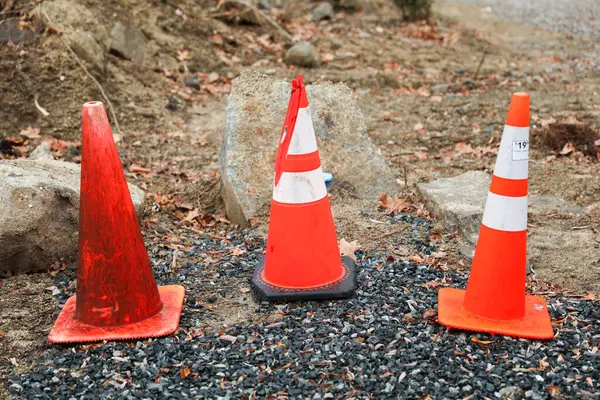 Caddelerde yol konileri ve taşlar