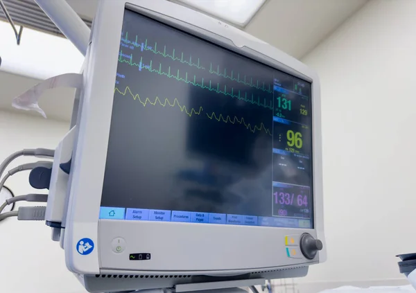 heart monitor monitor in hospital room