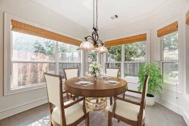 Tahta masası ve sandalyeleri olan güzel bir oturma odası.