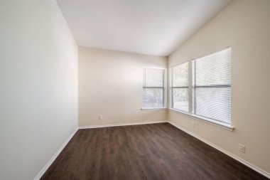 Beyaz duvarları olan boş bir oda. İç dizayn. 3d oluşturma 