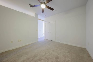 Beyaz duvarları olan boş bir oda. İç dizayn. 3d oluşturma 