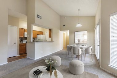 Ahşap zemini ve beyaz duvarları olan modern mutfak.