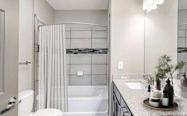 modern banyo içi beyaz lavabo ve aynayla dolu.