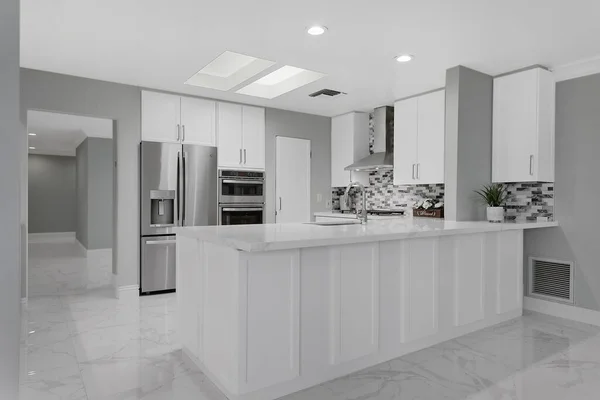Interieur Van Moderne Huiselijke Keuken Met Glanzend Wit Licht Rendering — Stockfoto