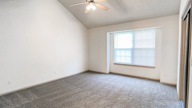 Halı ve beyaz duvarları olan boş bir oda. İç dizayn. 3d oluşturma