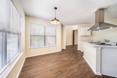 Modern mutfağı olan boş bir oturma odası. 3d oluşturma 