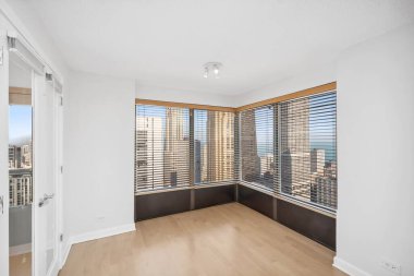 Pencerelerinde şehir manzarası olan boş bir oda. İç dizayn. 3d oluşturma 