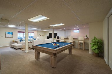 Modern bir odanın içinde mutfak ve bilardo masası, 3D tasarım