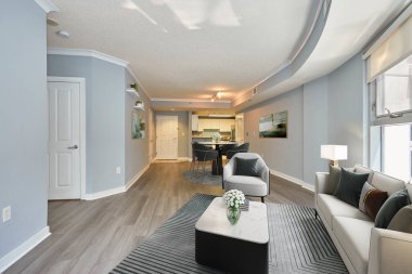 modern oturma odasının içi koltuk ve sandalyelerle dolu.