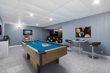 Modern bir oyun odasının içinde bilardo masası, 3D tasarım