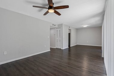 Beyaz duvarları olan boş bir oda. İç dizayn. 3d oluşturma 